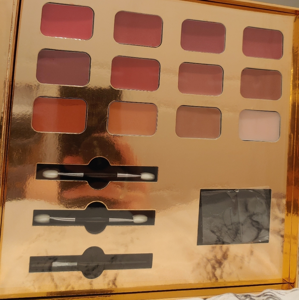 Beautiful makeup kit - Picture 2 of 4